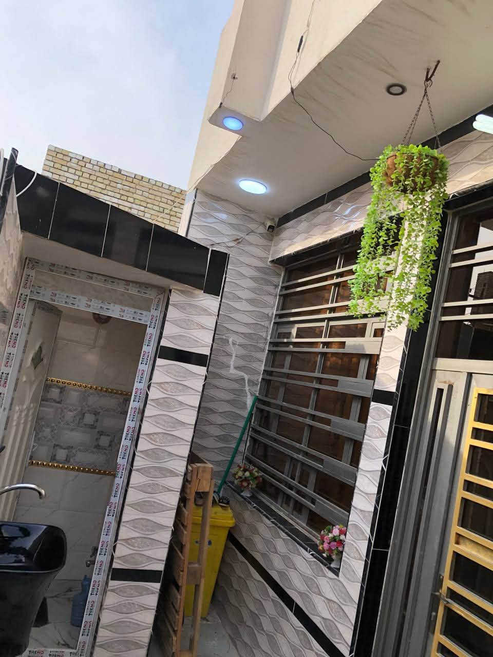 السلام عليكم بيت 100 م للبيع حي الكوفة خلف دلالية السيد اخير فرع فرع ابو عراق البيت بناء حديث ماناقصه شي كامل خدمات تبليط مجاري كهرباء السعر 62 وبي مجال للأستفسار***********
