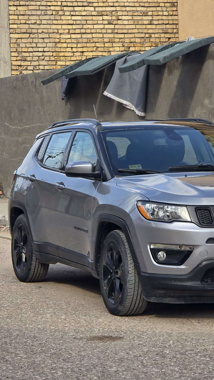 جيب كومباس 2019 - فئة Black Top (فول مواصفات)
السيارة نظيفة جداً وجاهزة للاستخدام، ومواصفاتها مميزة لهواة الفخامة والرياضية.
​📋 التفاصيل العامة:
• ​الموديل: 2019.
• ​الفئة: بلاك توب (Black Top) أصل - القمارة لون أسود بلادي.
• ​الممشى: 56 ألف ميل (ما يعادل 91 ألف كيلو متر).
• ​الرقم: ذي قار (مشروع وطني)، السنوية باسمي والتحويل ثاني يوم.
السياره مبدل كير تفصيخ جديد 
​✨ المواصفات العالية (Full Options):
• ​بانوراما 
• ​بصمة تشغيل + خاصية التشغيل عن بعد.
• ​التبريد: تبريد قطعتين (ثلج) شغال .
• ​شاشه  بنظام أندرويد + كاميرا .
• ​المقصورة: داخلية جلد مميزة (أسود وتطريز أحمر) بحالة الوكالة.
• ​الأداء: حدادية جديدة بالكامل.
​🛠️ حالة البدي (الضرر):
​السيارة فيها ضرر بسيط  والضرر خارجي فقط؛ السيارة بدون أي "دواخل" نهائياً، والشواصي واللغدات سليمة 100%.
​📍 الموقع: ذي قار الناصريه
📞 للتواصل والاستفسار: ***********
