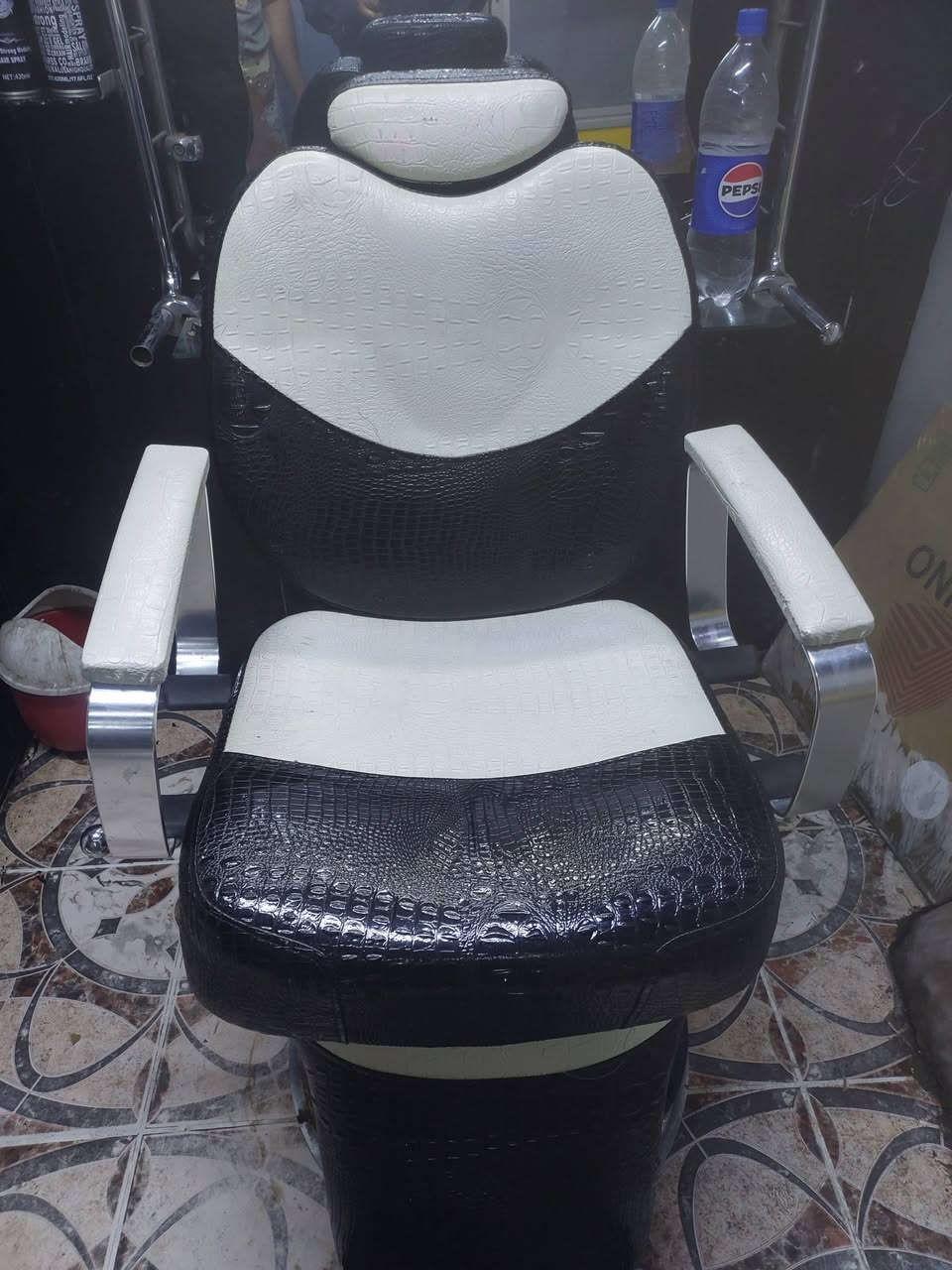 للبيع كرسي حلاقه مع مرأة مع ميز مع ادوات حلاقه مع مصطبة جلوس عنواني مدينة الصدر قرب سوق الاولى
هاتف***********
