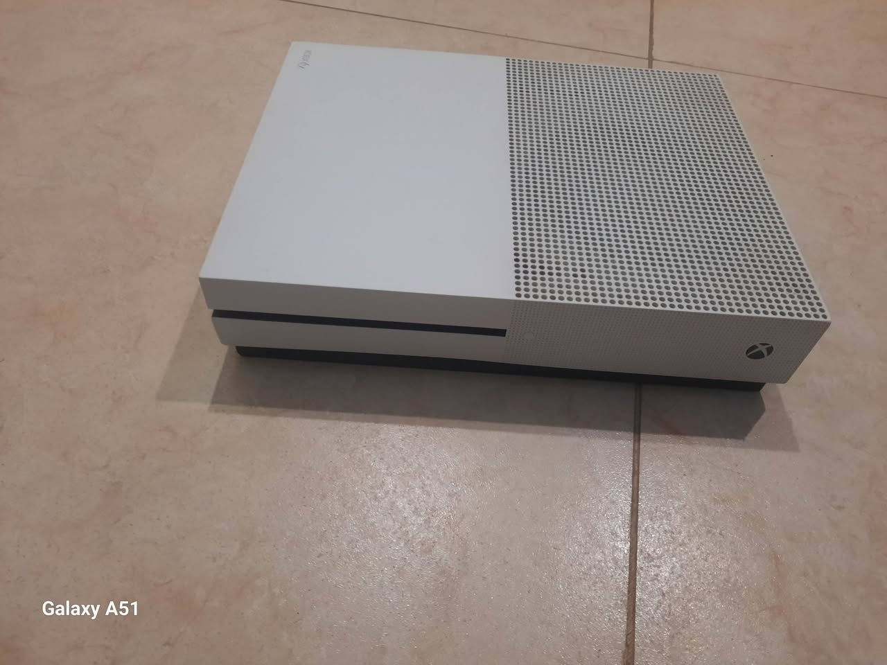 سلام وعليكم اكسبوكس وان اس نضيف جديد وياه فورزه هررايزن4. .  FC25. وياه يوبي اس  سعره 155الف وبي مجال الرقم ***********
