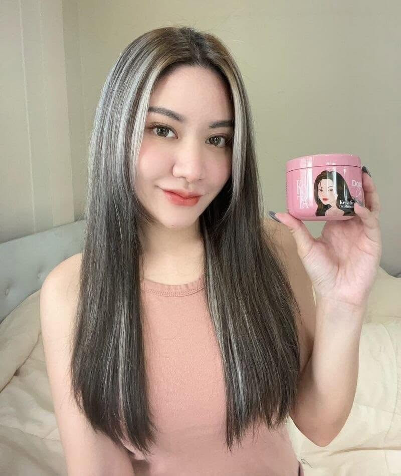 ✨ توفر لترند معالج كوتا الأصلي💯✔️ Kota Double Care Keratin
Treatment Hair Mask،  
ماسك ومعالج مغذٍّ للشعر بالكيراتين يعمل على ترميم الشعر المجهد والمتضرر من الصبغات، والمواد الكيميائية، وأدوات التصفيف الحرارية و يحتوي على الكيراتين، البيوتين، والببتيدات النحاسية لتقوية بنية الشعر وحمايته من التكسر والتقصف. و يمنح الشعر ملمساً ناعماً، حريرياً، ولامعاً يسهل تصفيفه بعد الاستخدام. مدعم بمركب (Baicapil) ومستخلصات نباتية تساهم في تحفيز نمو الشعر وزيادة كثافته وتقليل التساقط. و يتميز برائحة عطرية جميلة تدوم في الشعر لفترة طويلة

🔬 فوائد التركيبة العلاجية المتقدمة تغذية ثلاثية الأبعاد: يحتوي على الكيراتين لإعادة بناء ألياف الشعر، والبيوتين لتقوية الخصلات، والببتيدات النحاسية التي تحمي الشعر من التكسر المستمر 
✔️ تقنية Baicapil المبتكرة: دمج 3 مستخلصات نباتية (جذور السكوتلاريا، وبراعم الصويا، والقمح) التي تعمل على تحفيز بصيلات الشعر، مما يساهم في زيادة كثافة الشعر وتقليل التساقط بشكل ملحوظ 
✔️ ترطيب وحماية مضاعفة: غني بـ زيت الأركان العضوي وفيتامين B5، وهي مكونات تمنح الشعر جدار حماية ضد الجفاف المفرط وتعيد له المرونة المفقودة 
✔️ يحمي لون الصبغة من البهتان السريع، ويعوض المادة الرابطة للشعر التي تضررت بسبب سحب اللون أو الفرد 
✔️ للشعر شديد الجفاف والنفشة: يغلف خصلات الشعر ليعمل كحاجز ضد الرطوبة الخارجية، مما يقضي على "النفشة" ويجعل الشعر ينسدل كقطعة واحدة  
✔️ للأطراف المتقصفة: يلحم أطراف الشعر المجهدة مؤقتاً ويمنع صعود التقصف إلى أعلى الخصلة
#الاصلي المنشأ كوريا امتياز تايلندي 💯✔️ 

🚘 يوجد خدمة توصيل لجميع محافظات العراق ٤ الاف 🚘


**إذا كنت صاحب هذا الإعلان وتريد حذفه لأي سبب، رجاءا أرسل رسالة إلى الدعم الفني**
