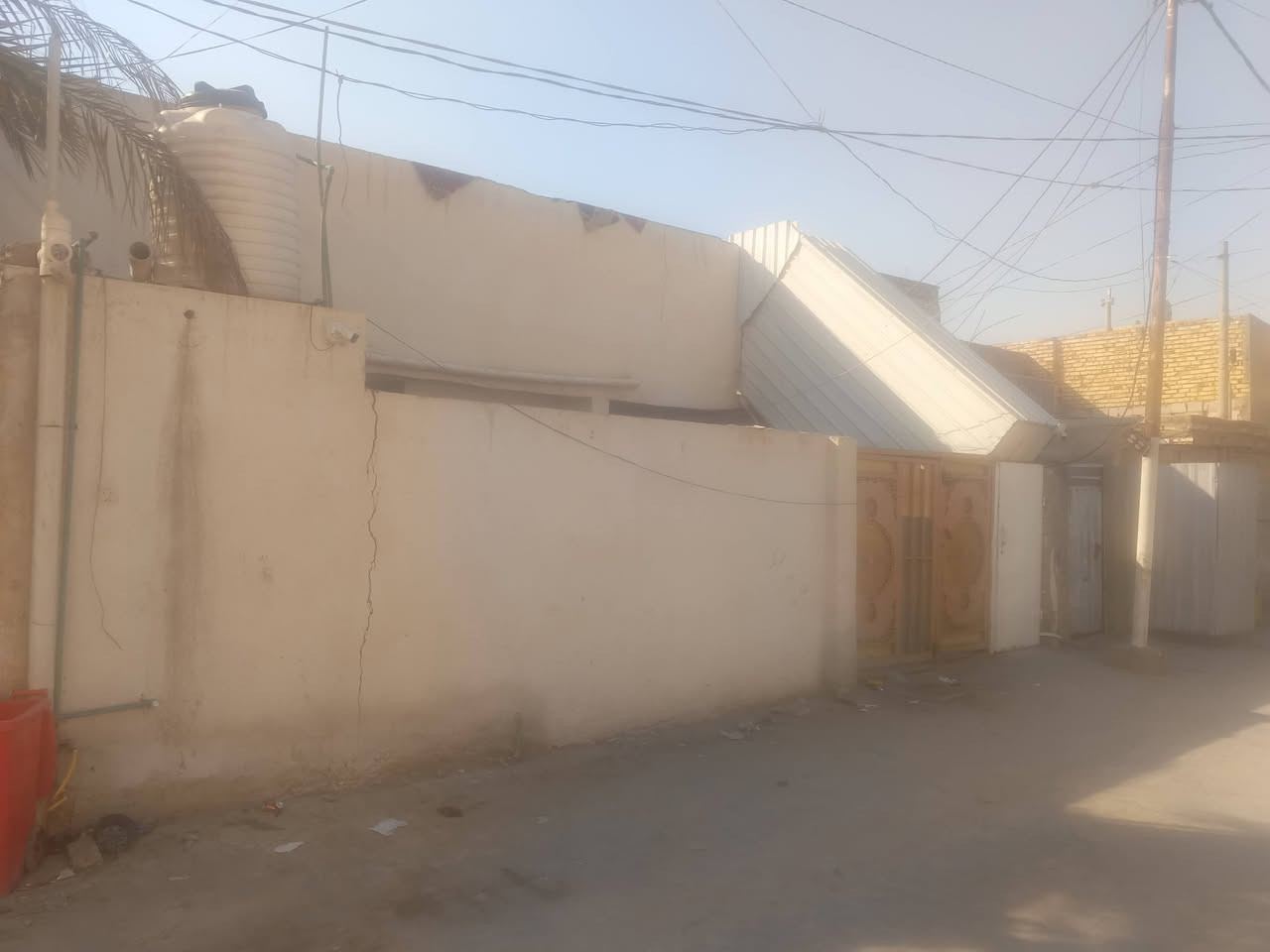 للبيع بيت  طابقين في حي القادسيه المساحه 210م صالح لسكان 4غرف نو م صاله استقبال ومطبخ ومجموعه صحيه  طالع منه مشتمل طابق الثاني معزول سعر المتر  2350هاتف 4***********///***********تحياتي ابو ياسر
