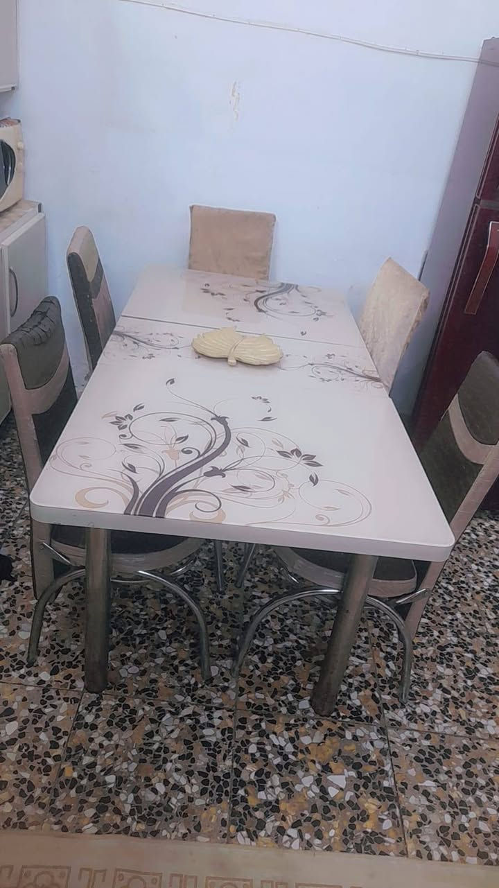 ميز طعام نضيف مع خمس كراسي يتصغر ويتكبر مكاني بغداد حي اور السعر 75وبي مجال
***********
