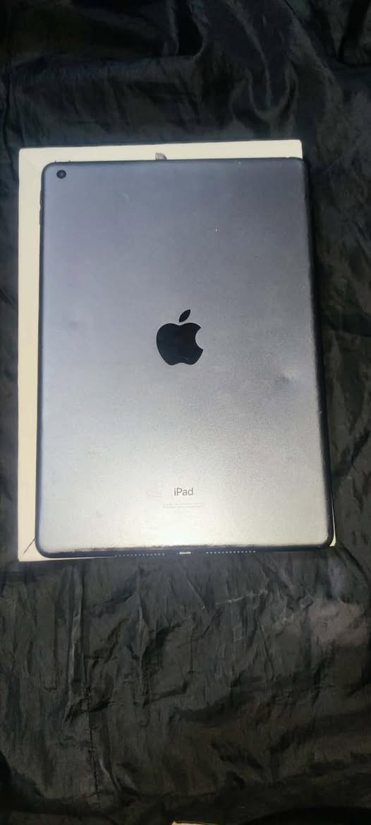 ايباد 9للبيع مشتري قبل سنة 410والايباد حالين اخو الجديد نضيف جدن والايباد يجيك مفتوح يعني ما يحتاج تشتري بطاقت ابلي وبي حساب ببجي والكارتونة وشاحنة كل هاذ بسعر290وبي مجال بسيط لتواصل عل***********موجود واتساب

