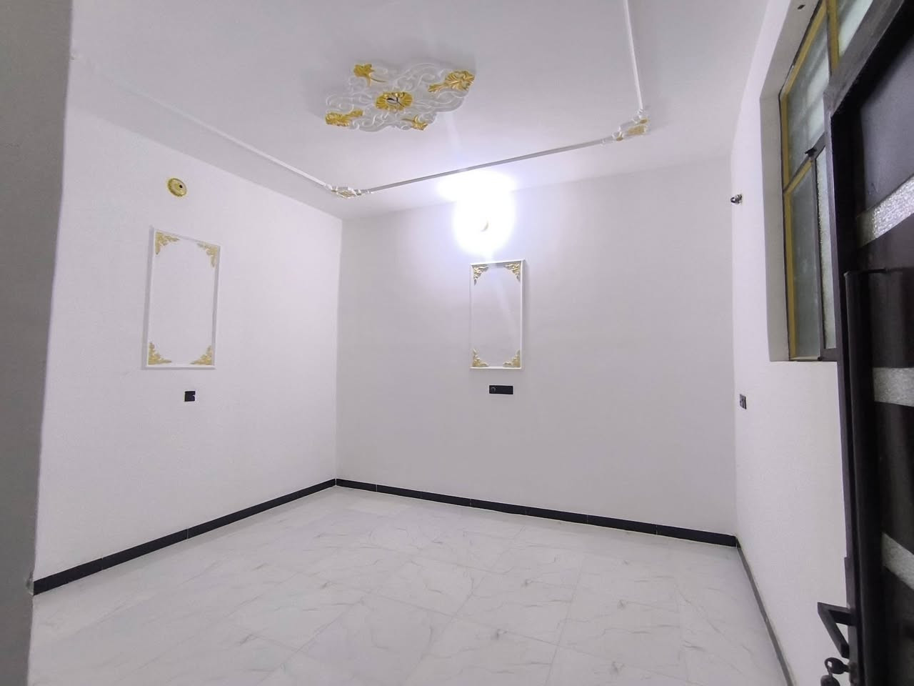الموقع: حي ميسان – شارع الشيوخ 
📐 المساحة: 100 متر مربع
🏗️ البناء: صب كونكريت (أساس + سقف) – شغل درجة أولى
━━━ 🔹 تفاصيل الدار 🔹 ━━━
🛏️ غرفة نوم
🛋️ صالة + استقبال
🍽️ مطبخ
🚽 حمامين
🌤️ مكشوفة (ساحة/مناور)
━━━ 🔹 مميزات إضافية 🔹 ━━━
✔️ بناء قوي وحديث
✔️ موقع هادئ وحيوي
✔️ مناسب للسكن العائلي
📞 للاستفسار: ( ***********)
