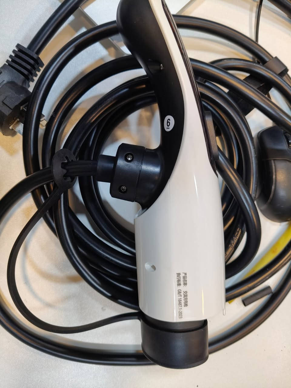 تتوفر لدى شركة سما السدرة شواحن  ( منظمات شحن) للسيارات الكهربائية  بجميع انواعها البي واي دي منفذ صيني GB/T  والتسلا و الياباني والامريكي والكوري منفذ TYPE 1 والاوربي منفذ TYPE2   مع  الادابترات المتنوعة 

تتوفر خدمة تصليح الشواحن وتطويل الكيبلات واستبدال منافذ الشحن حسب النوع المطلوب. 

 الاسعار متفاوتة حسب منفذ الشحن ونوع السيارة والقدرة والمواصفات الاخرى 

شواحن السيارات الكهربائية (EVSE) متوفرة الآن لدى شركة سما السدرة للطاقة الشمسية. 

- حل عملي وآمن لشحن سيارات Plug-In Hybrid و السيارات الكهربائية  EV  بكفاءة عالية، مصمّم ليلبّي متطلبات الاستخدام اليومي بثقة واعتمادية، سواء للاستخدام المنزلي أو التجاري .

- تحكم تيار من 6 إلى 16 امبير للشاحنة 3.5 كيلو واط 

و من 8  إلى 32 امبير  للشاحنة 7 كيلو واط 

- المواصفات الفنية:

* البورد معيار حماية IP65 

* منفذ الشحن Gun معيار حماية IP55 

* منفذ السوكت الصناعي معيار حماية IP68

*  تدعم منافذ الشحن :

GB/T صيني 

Type 1  ياباني وامريكي 

Tesla  تسلا

TYPE1 اوربي 

-المميزات 

* متغير التيار 

* ضد الرطوبة والاتربة والمطر 

* دبل ريلي 

* شاشة ملونه

* ضمان سنتين 

* توفر كل قطع الغيار 

*كيبل 5 متر قابل للزبادة حسب الطلب

- متوفر بورد سيطرة و حماية قبل الشاحنة من مناشئ رصينة جدا 

- متوفرة خدمة صيانة كافة الشواحن 

 شحن ثابت ومستقر

 مستوى أمان عالٍ

أداء موثوق للاستخدام اليومي 

شركة سما السدرة

نواكب مستقبل الطاقة ونضع حلول الشحن الحديثة بين يديك اليوم.

للاستفسار ومعرفة الشاحن الأنسب لسيارتك، تواصل معنا:

مواقع فروعنا:

بغداد – المنصور – الداوودي

بغداد – العامرية – مجمع الشرق الأوسط

أرقام التواصل:

المخزن والورشة الفنية      ***********

فرع المنصور:

***********

***********

فرع العامرية:

***********
