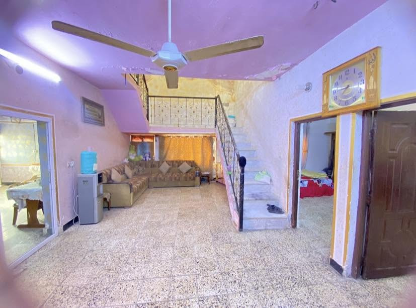 بيت للبيع مساحة ٢٠٠ متر
طابق ونص الطابق الثاني يحتوي غرفة ومطبخ صغير وحمام صغير 
الحميديـة شارع المعسكر 
للأستفسار ***********

