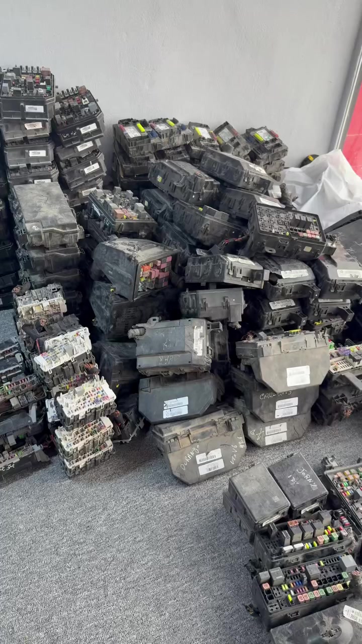 توفر لدينا قواعد فيوز جملة و مفرد
جميع أنواع السيارات الأمريكي المذكوره بالفديو
يوجد خدمة توصيل إلى جميع المحافظات العراقيه 
للحجز و الاستفسار مراسلة الصفحة او الاتصال على الارقام الموجوده


**إذا كنت صاحب هذا الإعلان وتريد حذفه لأي سبب، رجاءا أرسل رسالة إلى الدعم الفني**