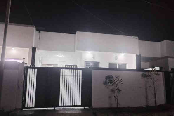 للبيع
بيت ١٥٠ متر بناء حديث 
واجهه ٧ ونص
غرفتين نوم وهول واستقبال ومطبخ وصحيات وكراج
مع بيتونه العنوان كركوك منطقة ٥٥
السعر ٥٢ مليون
للمزيد اتصل بالرقم
***********
