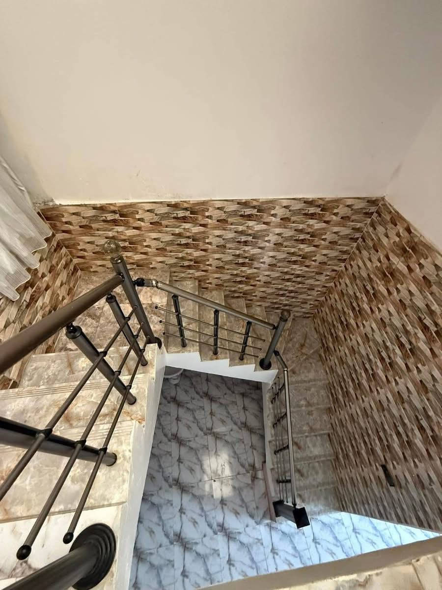 دار للبيع مساحه 50م
طابو زراعي سند 25 تحويل مباشر 
بابل حي الكرامه قرب مكتب ياسر وتوت (بيع مستعجل )

طابقين.  3غرف نوم. 
الطابق الاول.    يحتوي 
غرفه نوم     هول.   مجمع صحيات.    مطبخ.    

الطابق الثاني 
غرفتين نوم.     بيتونه.    دار كامل ومرتب بناء حديث 

ملاحظه علما أن الدار مأجر بسعر 400الف 

***********
