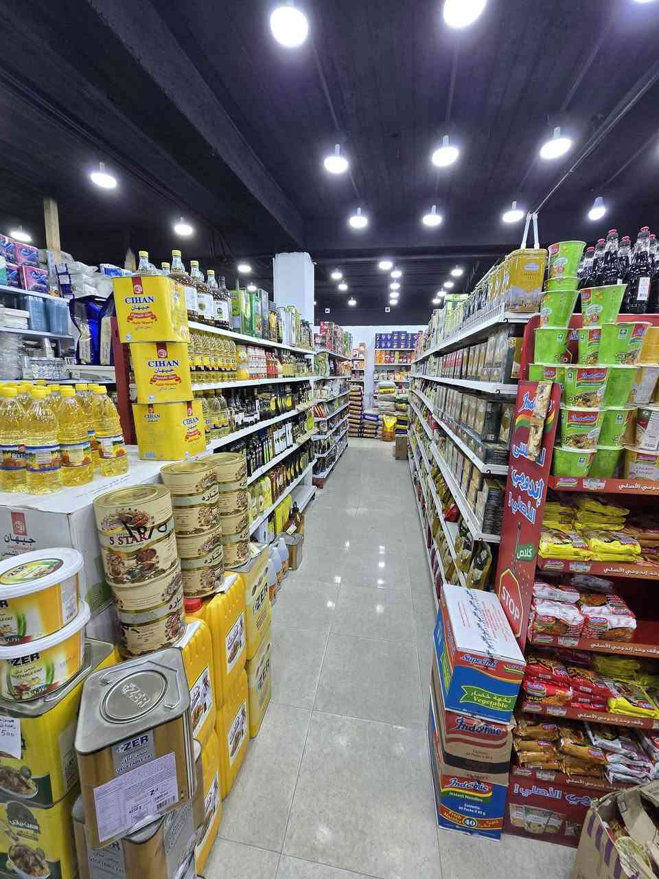 السلام عليكم سنتر للبيع لعدم التفرغ يتكون من طابقين الطابق الارظي غذائية الطابق العلوي كوزمتك ومنظفات مساحه كل طابق 250 متر
_ يحتوي على مخزنين مخزن للماء صغير ومخزن كبير للسلعه 
_ يحتوي على كاشير +جهاز كاشير مع كامل ملحقاته
_ يحتوي على 29 عارظه عاموديه 
_ يحتوي على 18 عارظه صطحيه مع عارظه الاجبان 
_ يحتوي على عارظه طرشي +  كرزات + بهارات 
_ يحتوي على 3 سبلت عامودي 
_ يحتوي على سستم كاميرات حديث يتكون من 36 كاميرا +2 بلازمه صغيرة وكبيره 
_ توجد غرفه اداره في الطابق الثاني صغيرة + تواليت 
وهواي تفاصيل مايسعني ذكرها لمعرفه التفاصيل اتصل على صاحب السنتر *********** او ***********
