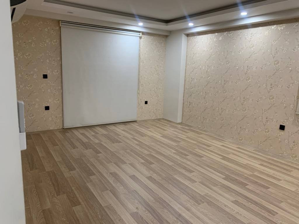 شقة في اربيل للمراوس مع شقة 130 م في مجمع بوابة الكاظمية 
الشقة طابق رابع 
بالطابق شقتين فقط 
شقة غرفتين وصالة ومطبخ ( وحدة من الغرف سويت ماستر يعني حمامات عدد٢ 
مساحة ١٣٦ متر 
٣ بلكونات
٣ سبالت
كاونتر
غاز انابيب
كهرباء وطني + كارت
سيكورتي 
خدمات 
حدايق 
اسواق 
مجمع كامل وسكني وعائلي 
مجمع ژيان ستي بالضبط مع سياج مدينة العاب مجدي لاند تماما بظهره مباشرة
الشقة استلام  ٢٠٢٣ 
الشقة حاليا مؤجرة
للتواصل واتساب ***********
صفحة بانيان هي صفحة تسويق إلكتروني تقوم بالترويج للوحدات العقارية في مجمعات بغداد بناءً على معلومات مقدّمة من المعلنين
