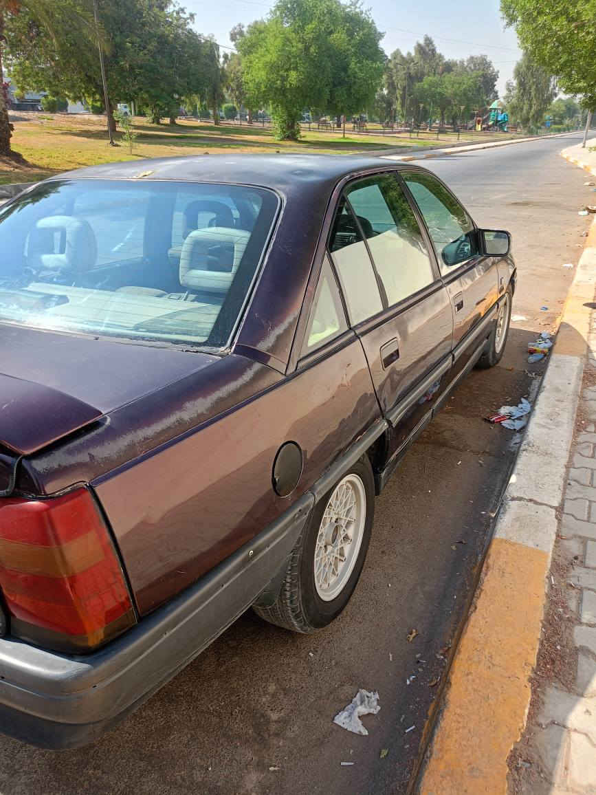 السلام عليكم 
اوبل اوميكا موديل 90 مكينه 20 كير اوتماتيك 
السياره اصل تبريد بس عاطل 
 رقم بغداد انكليزي بسمي مكاني بغداد الكرخ 
محرك خير من الله الكير مرات يأخر على البك 
باقي النمر طبيعيه
كهربائيات كله شغاله عده طوافة البانزين واكفه
باتري جديد جامه اماميه جديده كشرها بلادي رايده 30 ورقه وبيه مجال 
 للاستفسار الاتصال  *********** بغداد, العراق
