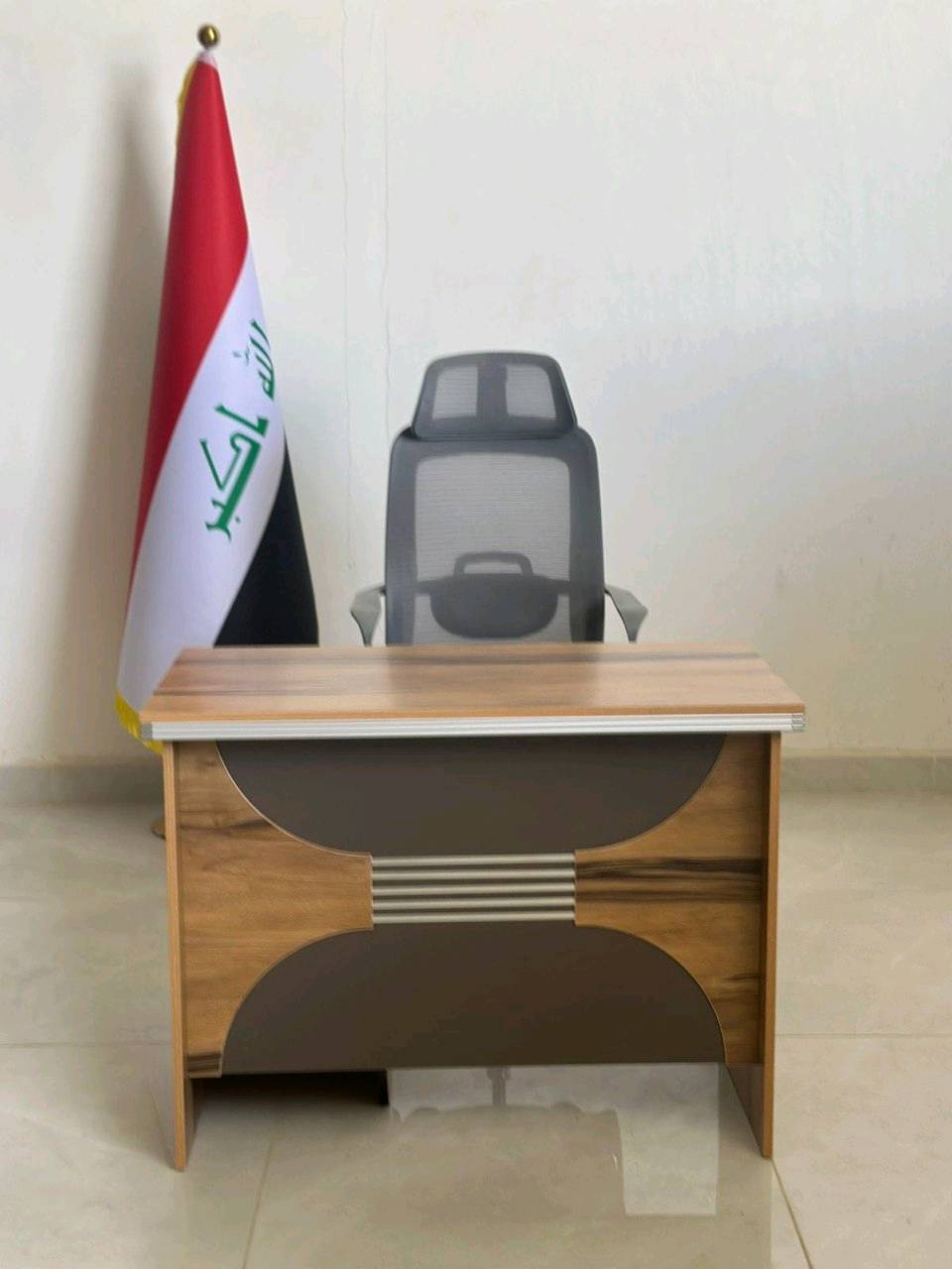 مكتب حديث وأنيق مع كرسي مريح مناسب للمكاتب والفصول الدراسية. يتميز المكتب بتصميم عصري مع عدة خيارات للألوان ليتناسب مع ديكور مكانك. سطح المكتب واسع ومناسب للعمل اليومي أو الدراسة، بينما يوفر الكرسي دعم مريح للظهر مع تصميم مريح يدعم الجلوس الطويل. خيار مثالي لمن يحتاج إلى تنظيم عالي وراحة في نفس الوقت.