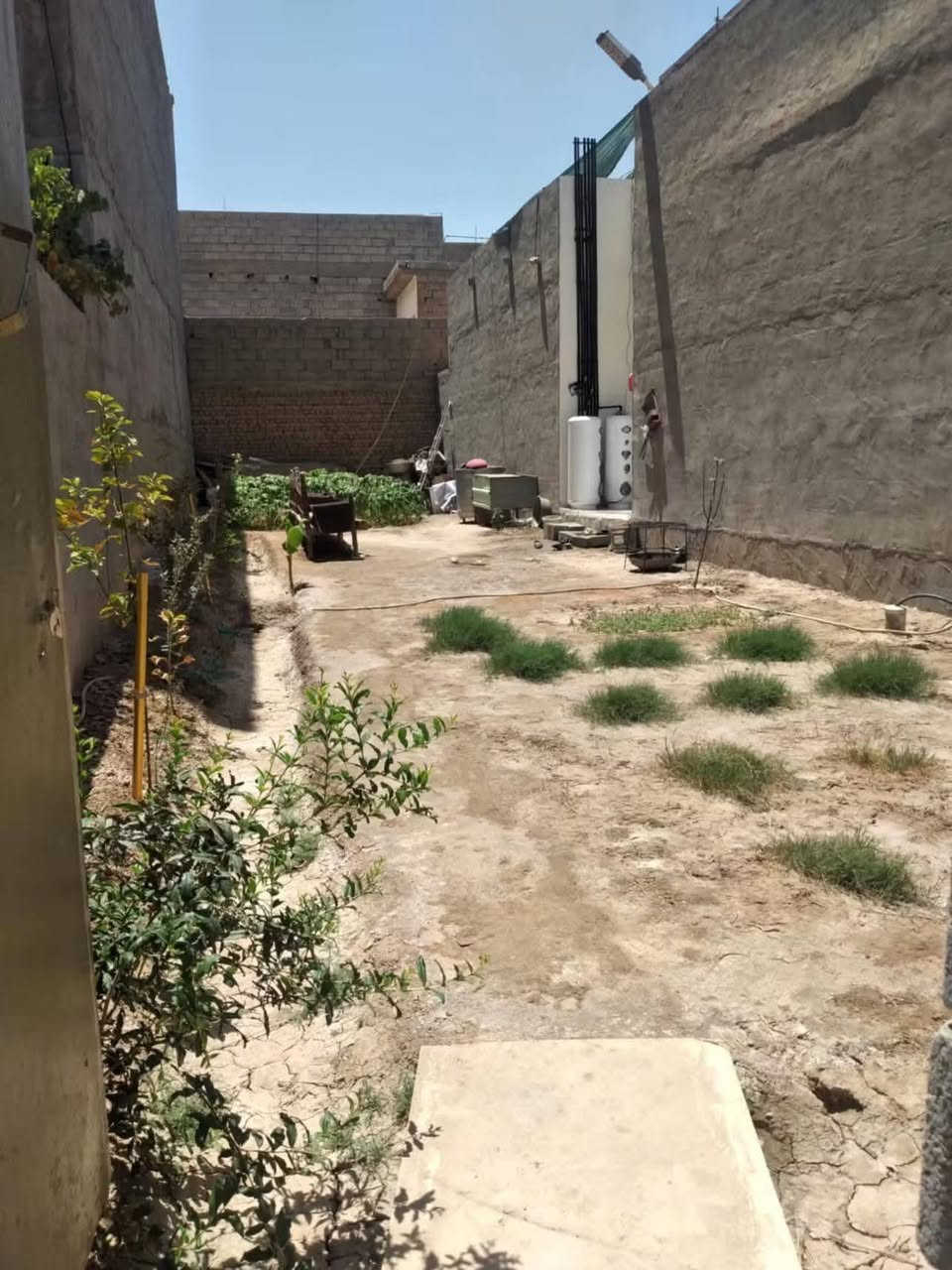 دار للبيع بناء 2025 طابقين المساحه 180 متر مع قطعه بصف البيت المساحه 108 متر  المكان بهرز حي القادسية الفرع مقابل اسواق صباح الدليمي متکون من کراج کبیر و مطبخ وصالة واستقبال وثلاثة غرف نوم اللاستفسار ***********
