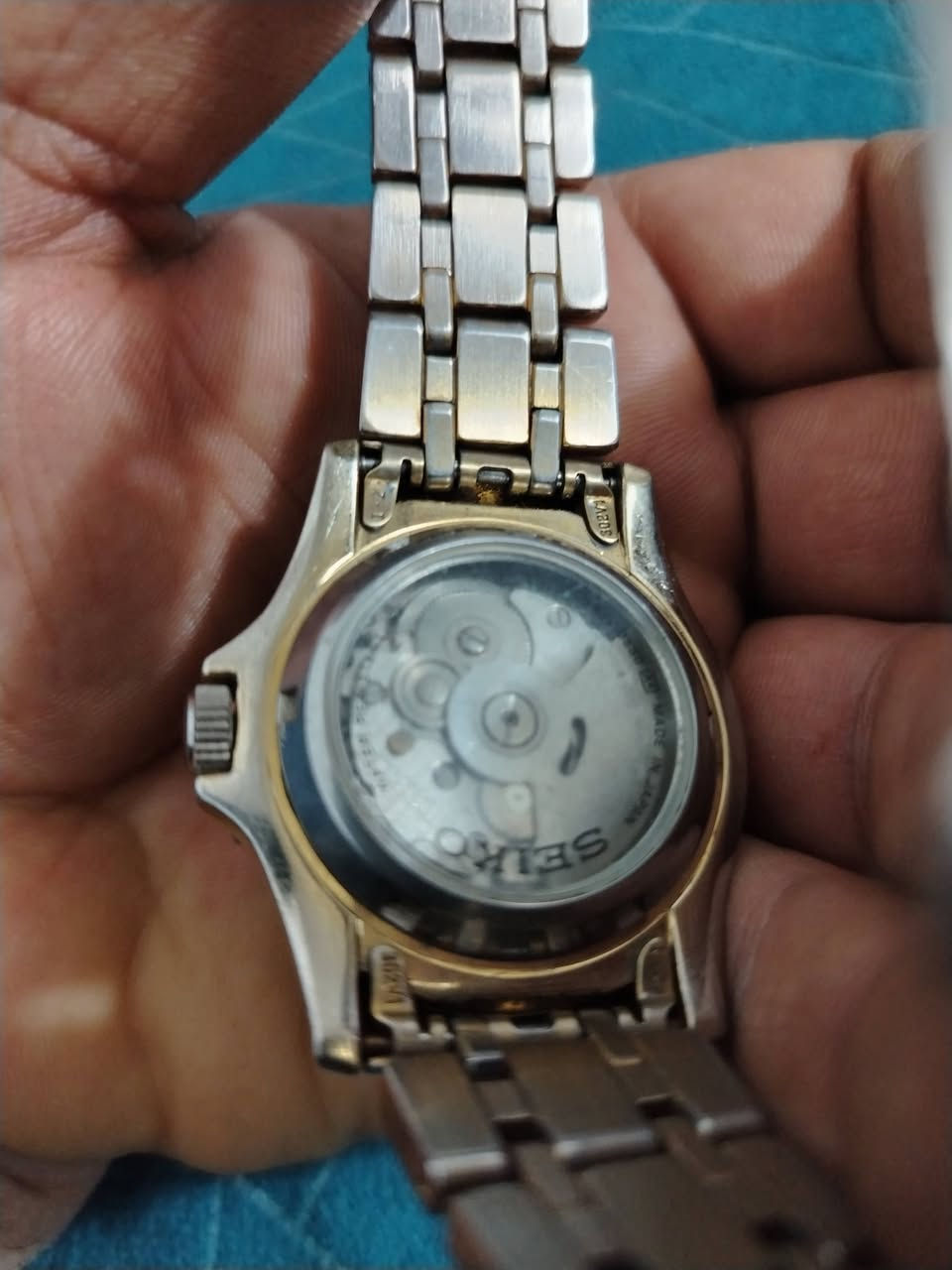 سايكو ياباني اوتوماتيك 23 حجر ستانلس ستيل، مينة ذهبي مكينة كشف day and date رنك دوار تناسب اليد الناعمه والمتوسطه والخشنة السير لونه جارد، الساعه ووتر بروووف، ضد الماء السعر ١٠٠،وبيه مجال ويوجد توصيل ***********
