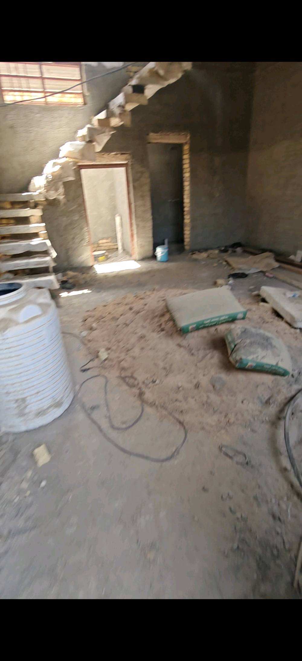 بيت للبيع  100 متر مربع 10×10
النجف / قضاء المشخاب حي المعلمين نزله الصناعي قريب على التبليط
مرقم بلدية 
اساس كونكريت مسلح

بناء الطابق الاول طابوق وسقف كونكريت مسلح

يتكون من صحيات داخليه وخارجيه و استقبال ومطبخ مفتوح على الصاله وغرفه نوم.

والطابق الثاني بناء ثرمستون و سقف كونكريت مسلح يتكون من صاله جبيره وصحيات.

تأسيس ماء ومجاري كامل مع صبه الارضيه سكريد. يعني مباشر طبك ارضيه بالمادة

تأسيس كهرباء بواري دفن

ملبوخ داخل وخارج اسمنت. والحمامات والمطبخ ملبوخ مساطر.

***********