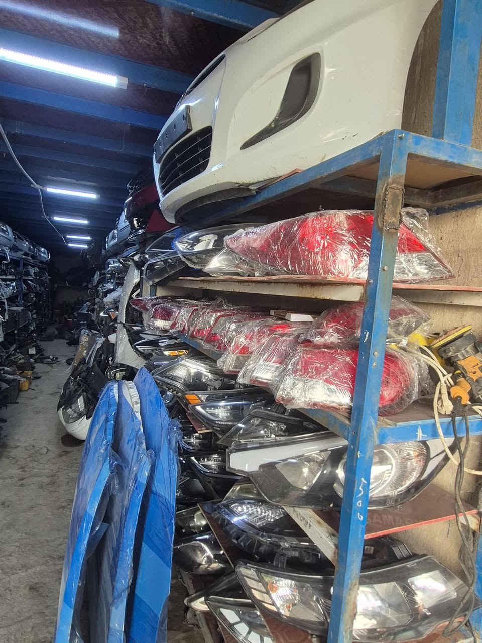 السلام عليكم مجمع احمد الحسيني لقطع غيار السيارات الجديد والمستعمل الوارد الكوري والمريكي والخليجي كافه انواع السيارات بضاعة جديده موجوده ارباعه كل السيارات موجوده وبأسعار مناسبه جداً دعاميه وبيبان وبنايد كل الالوان موجوده محرك وكير وحداديه عنوانه حله حي الصناعي نادر مقابيل الاستداره الاولى /***********
