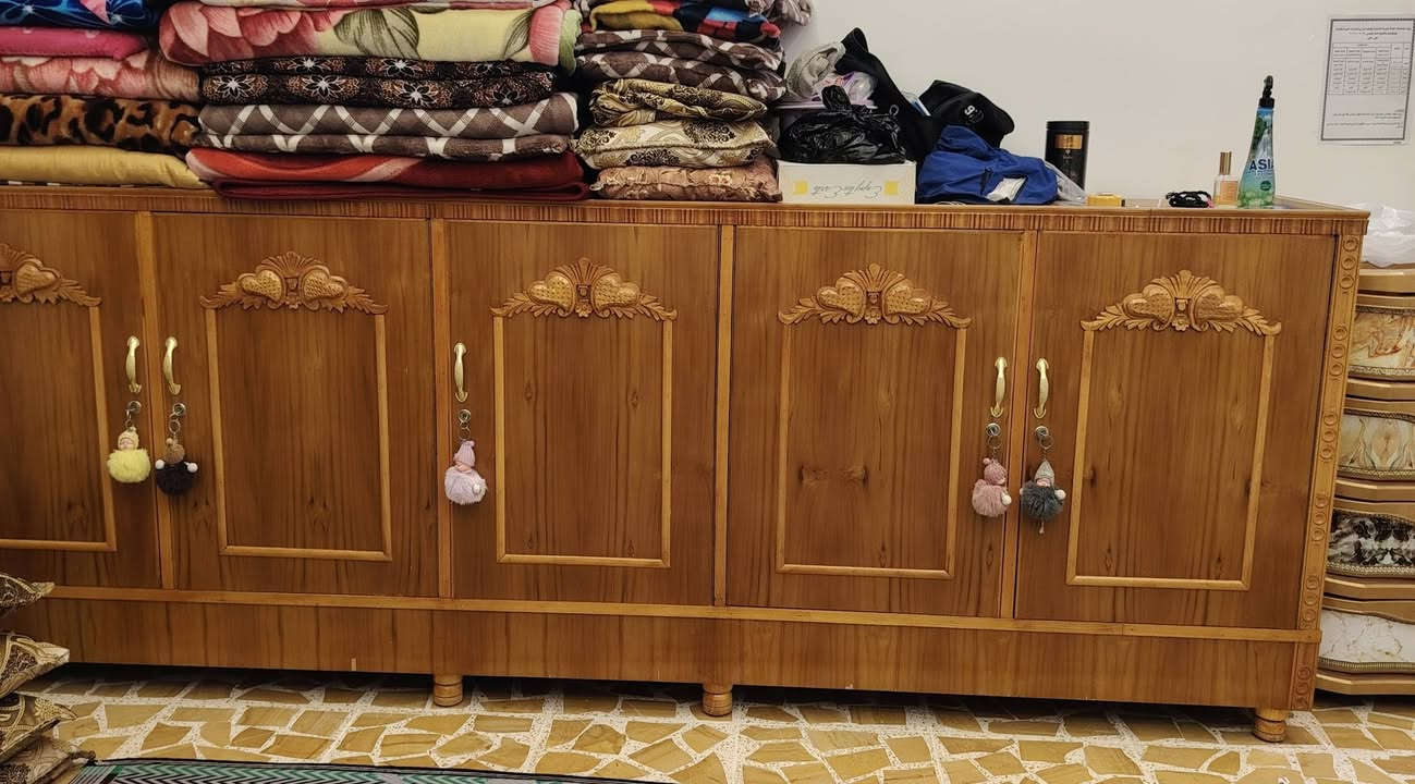 منامية خمس أبواب كل باب قطع ورفوف شغل توصي ثقيل جدآ ماصار فتره من فصلتها الأيسر حي الكرامة للاستفسار الاتصال ***********... ***********
