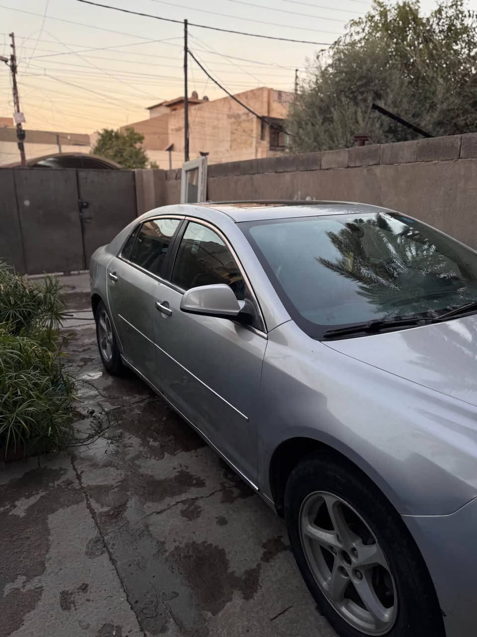 محرك 2400 4 سلندر 
ضربتها جاملغات خلفية وصندوك بدون دواخل فقط خشم الشاصي 
تبريد شغال ثلج 
كير ومكينة جديد 
نقوصاتها صدر امامي خلفي تعبان يحتاج تبديل
السيارة شغالة 100% نقوصاتها جمالية فقط  
رقمها بغداد باسمي  
رقم جديد انكليزي 
غرفتها نضيفة جداً 
للبيع او مراوس سعر 65$ ورقة وبيها مجال مستعجل على البيع 
***********
*********** 
مكاني بغداد بغداد, العراق
