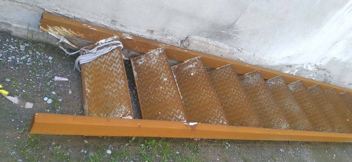 درج حديدي للبيع الطول ٥ متر عدد الدرجات ١٢ درجة للي عندو بناء او ترميم طابق ثاني او ماايريد العمال تصعدون من داخل البيت يكدر يستفاد منو السعر ١٢٥ الف بي مجال للتواصل على الرقم ***********
