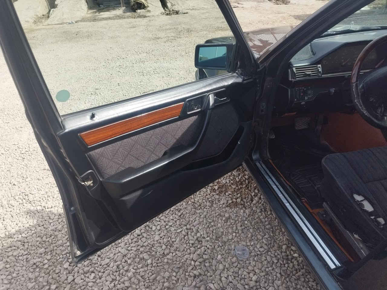 سلام عليكم مارسدس دب للبيع موديل 1985 مكفوله مكينه راس الثور فيشه وبطل تبريد  شغال الاستفسار ***********
