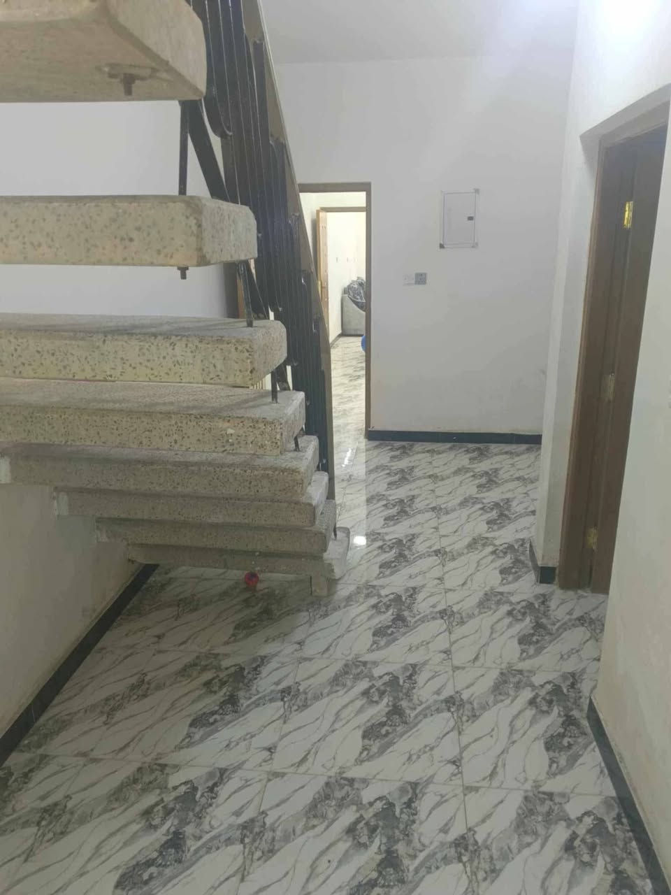 بيت للبيع مساحه 120 متر طابو ملك صرف سند مستقل العنوان شهداء البياع شارع المظخه الاول الفرع الرابع خلف اسواق الطائي يتكون من مطبخ وصاله وهول وغرف نوم عدد٢ وصحيات عدد٣ وحمامات عدد٢ للاستفسار الاتصال على الرقم ***********

