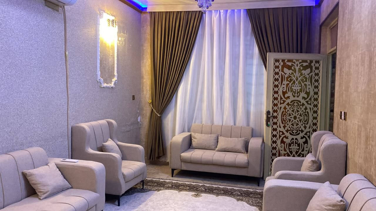 سلام عليكم متوفر بيت مساحه 137 متر واقع حال 140 بحي التراث يتكون من متر 2 نوم اكبار وحده 
7*6.5 بيها بالكون مرترين في 6.5 والاخرى 6.5*5
وغرفه نوم جوه 5*5
حمامات عدد 3
استقبال معزول عن البيت والبيت مدخلين
الشارع عرضه 8 متر ومطبخ حار معزول الارضيه مرمرمطبك مرمر من الباب للسطح  الثالث بيتونه مطله على سطحين تصلح ان غرفتين  والكهرباء فول محوله جديدة وهذا رقمي ***********
والسعر على الاتصال الخٍَــٌٍاص ماارد عليه
ملاحظه البيع مع الاثاث كامل 
مجرد ناخذ الملابس والباقي ويه البيت
