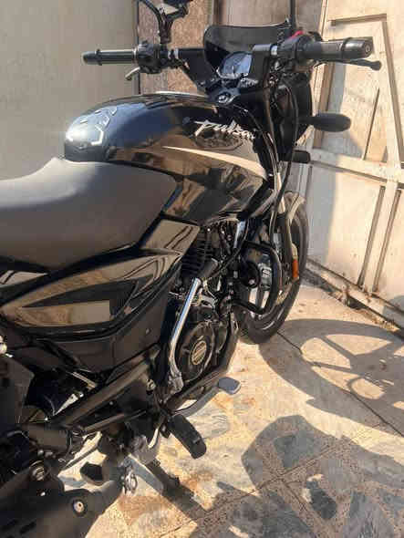 السلام عليكم
بولسر 150 
موديل 2023
ماشية 6900
اوراق اصولي كاملة مكملة تاخذها بوجهك ترقم 
مابيها أي نقص فقط شخوط بسيطة بالصالنصة 
محرك كهربائيات نهائيا ممفتوحة 
السعر 2200000
للتفاهم 
***********
