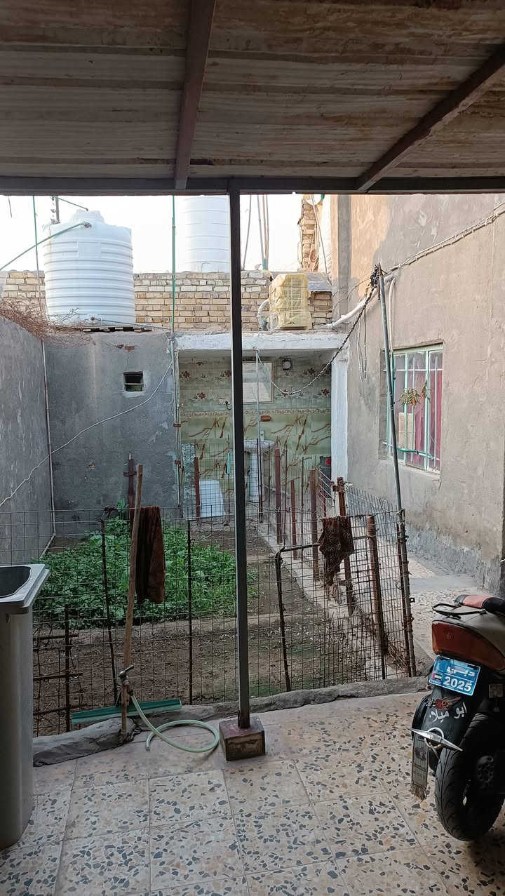 الدار للبيع المساحة 200 متر مربع العنوان ميسان حي الشهداء السايدين خلف مول سيد جابر يحتوي علا غرفتين نوم صاله الاستقبال مطبخ  رقم الهاتف ***********
