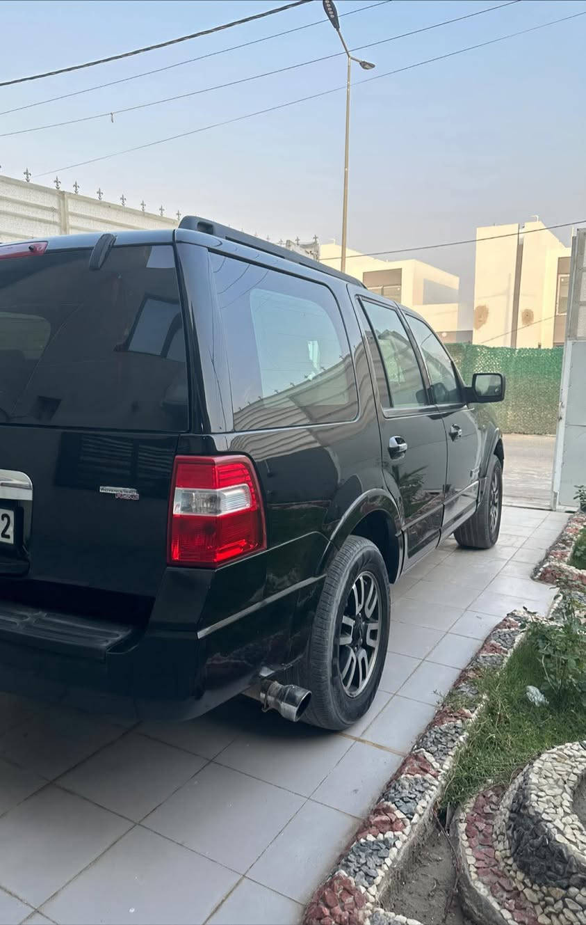 🔥 للبيع – فورد اكسبدشن XLT موديل 2008 خليجي 🔥
🚘 سيارة عائلية قوية وفخمة، اعتمادية وتتحمل السفر والاستخدام اليومي بكل ثقة.
المواصفات:
الفئة: XLT
المحرك: V8 قوي
القير: أوتوماتيك
نظام الدفع: دفع رباعي
المكيف: 3  قطع – تبريد ممتاز
المقاعد: قماش مريح
مابيها صبغ فقط تكحيل مكانين وشخوط باب السايق
تحكم من المقود
مثبت سرعة
جنوط ألمنيوم
زجاج ومرايا كهرباء
سنتر لوك
داخلية نظيفة جداً
الهيكل متماسك
صيانة منتظمة
🌍 خليجي أصلي – يتحمل أجواء الخليج والعراق
🧰 جاهز للفحص والاستخدام بدون مصاريف
📅 الموديل: 2008
🛞 الممشى: (300+)
💰 السعر: (110)
📍 الموقع: (النجف الأشرف )
📞 الاتصال / واتساب: (*********** /***********)
