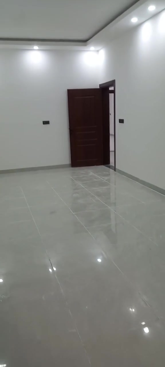 شقة زيرو طابق اول ١١٥ متر مطبخ معزول وصالة كبيرة وغرفتين نوم كبار ومناور ٢ وحمام وسخان ومفرغات العمارة جديدة مقابل مجمع الف ليلة وليلة شارع هادئ وكراج للعمارة ٦٥٠ الايجار مصعد ٢٤ ساعة ***********
