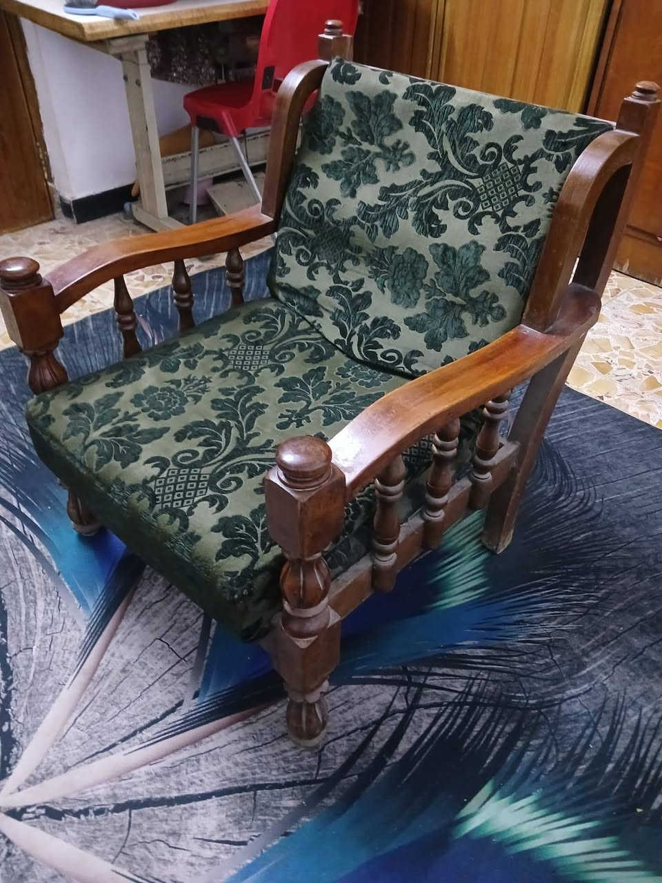 السلام عليكم
تخم صاج شغل قديم كلش حلو عشر مقاعد قنفتين واربع كراسي بس يرادله دوشمه السعر 75 مكان حي اور ***********
