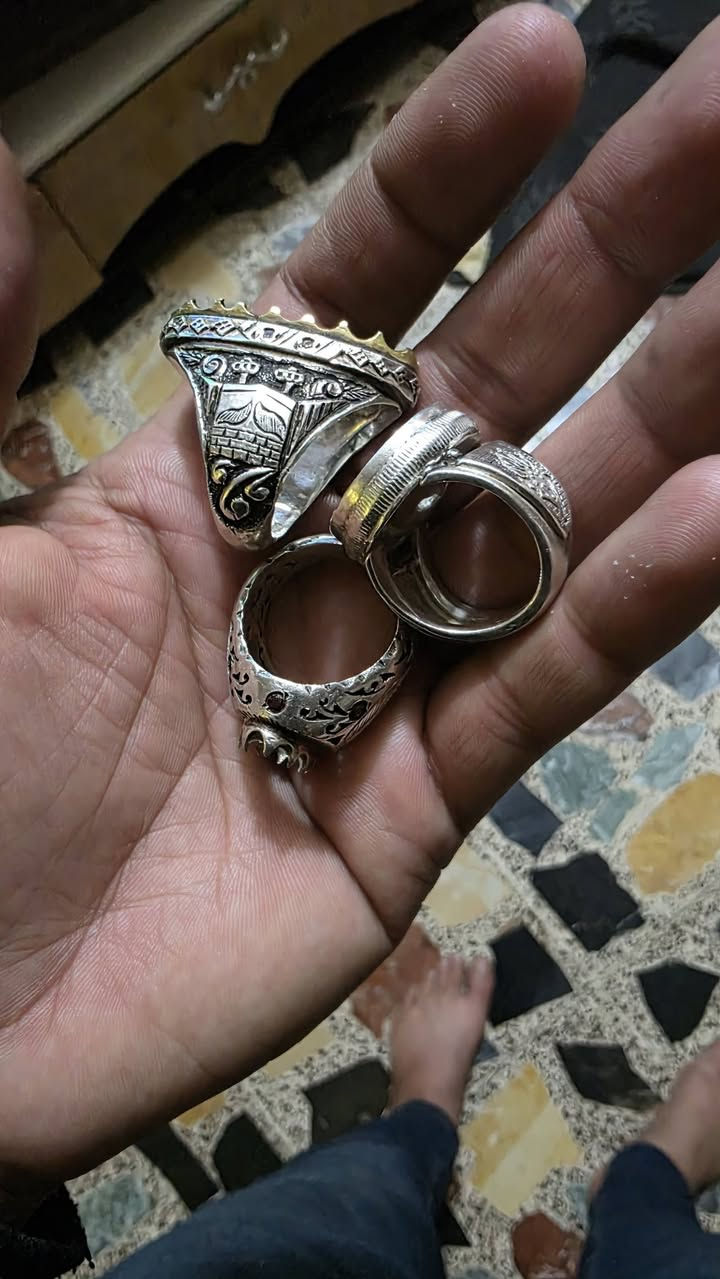 فضه للبيع خاتمين تقريبن واحد ٢٠ غرام واحد ٢١ غرام ولجبير ٣٤ غرام بي نحاس مكاني بغداد توصيل لا يوجد راسلني واتساب سعر الغرام ٣٣٠٠    رقمي *********** راسلني واتساب
