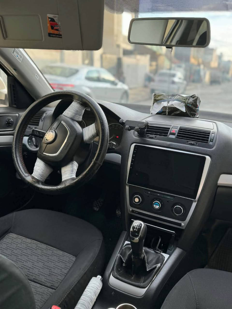 سکۆدە ٢٠١٣ مەکینە ٢٠ ی جیتە 
یەك جاملغی ڕەش
٣ جێ بە بست هەیتی زۆر کەمە 
بێ ژۆرێ بێ ئیرباگ بە شەرت 
تا بڵێی خاوێنە جائیزە 
0750 406 73 82 أربيل, العراق
