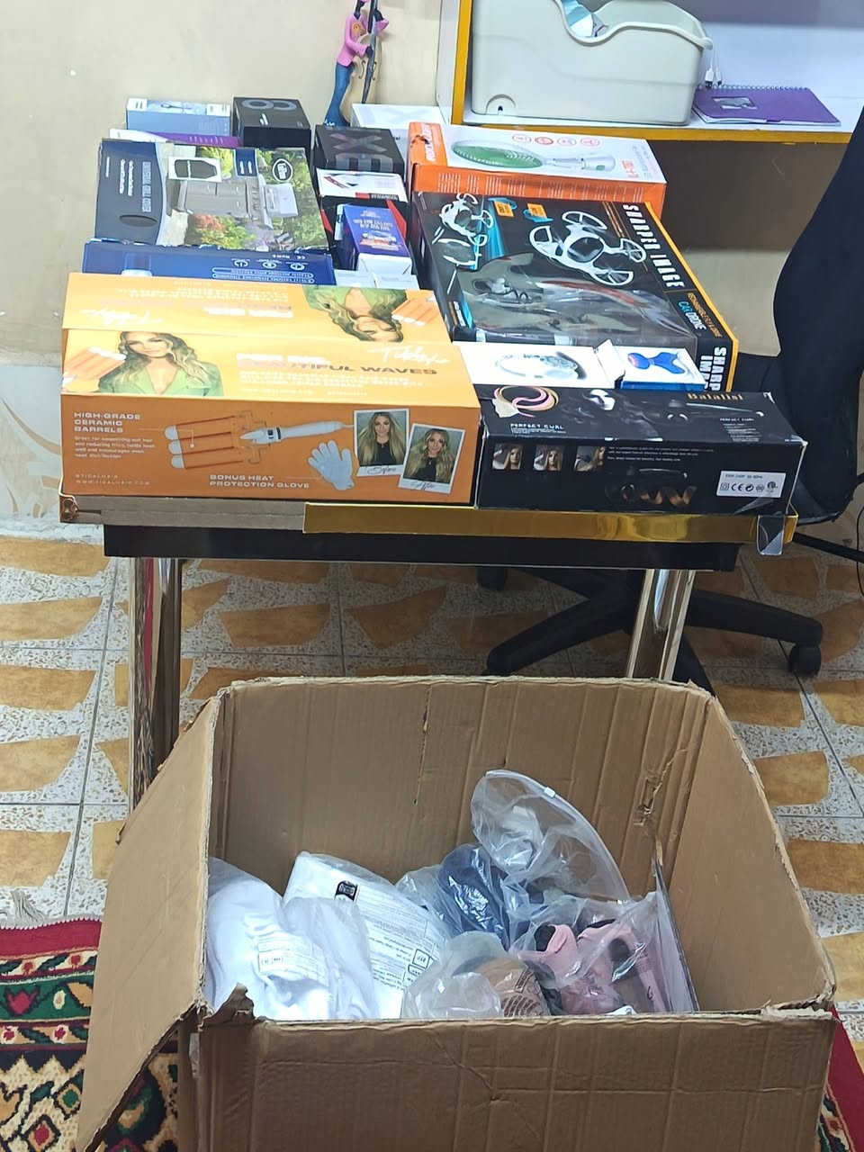 السلام عليكم شلع كلهن  للبيع مابيع مفرد الي على باب الله يفيدنه بطي سعر وبالعافيه بيهن كميه من الملابس قليله جدا واحذيه بيهن والالكتروني كله شغال مابي شي فحم مزاد اعلى سعرابيع ***********4واتساب
