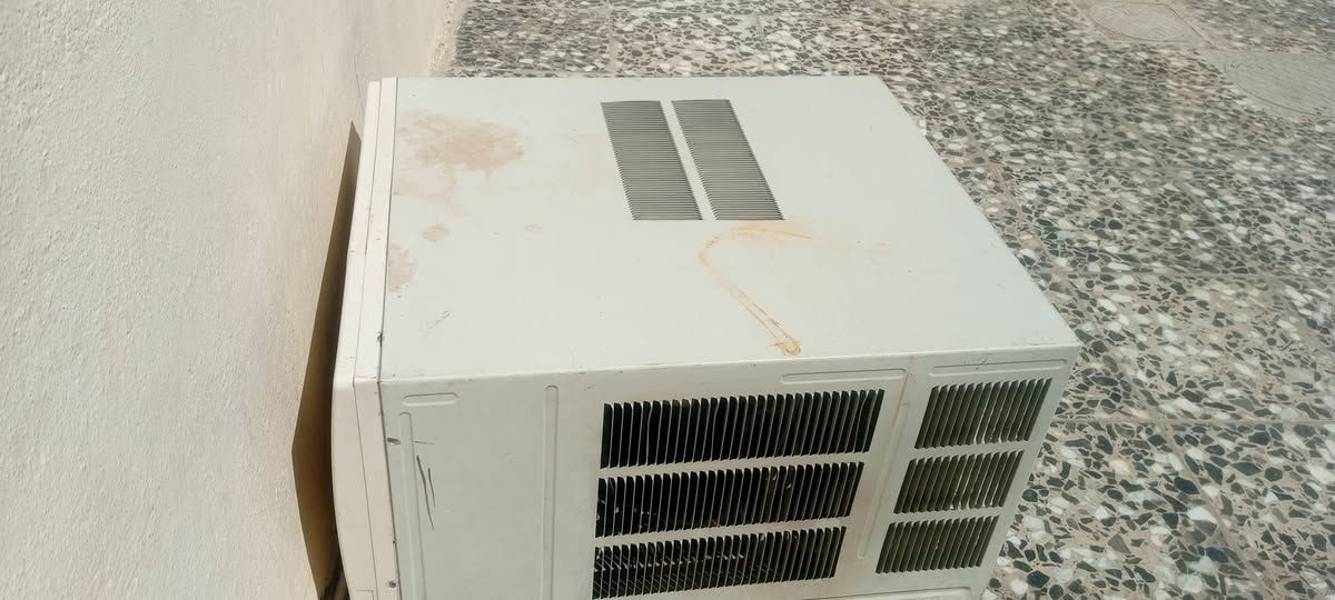 عندي مكيف للبيع طنين 2 شغال تبريده خير من الله مكاني بغداد ***********
