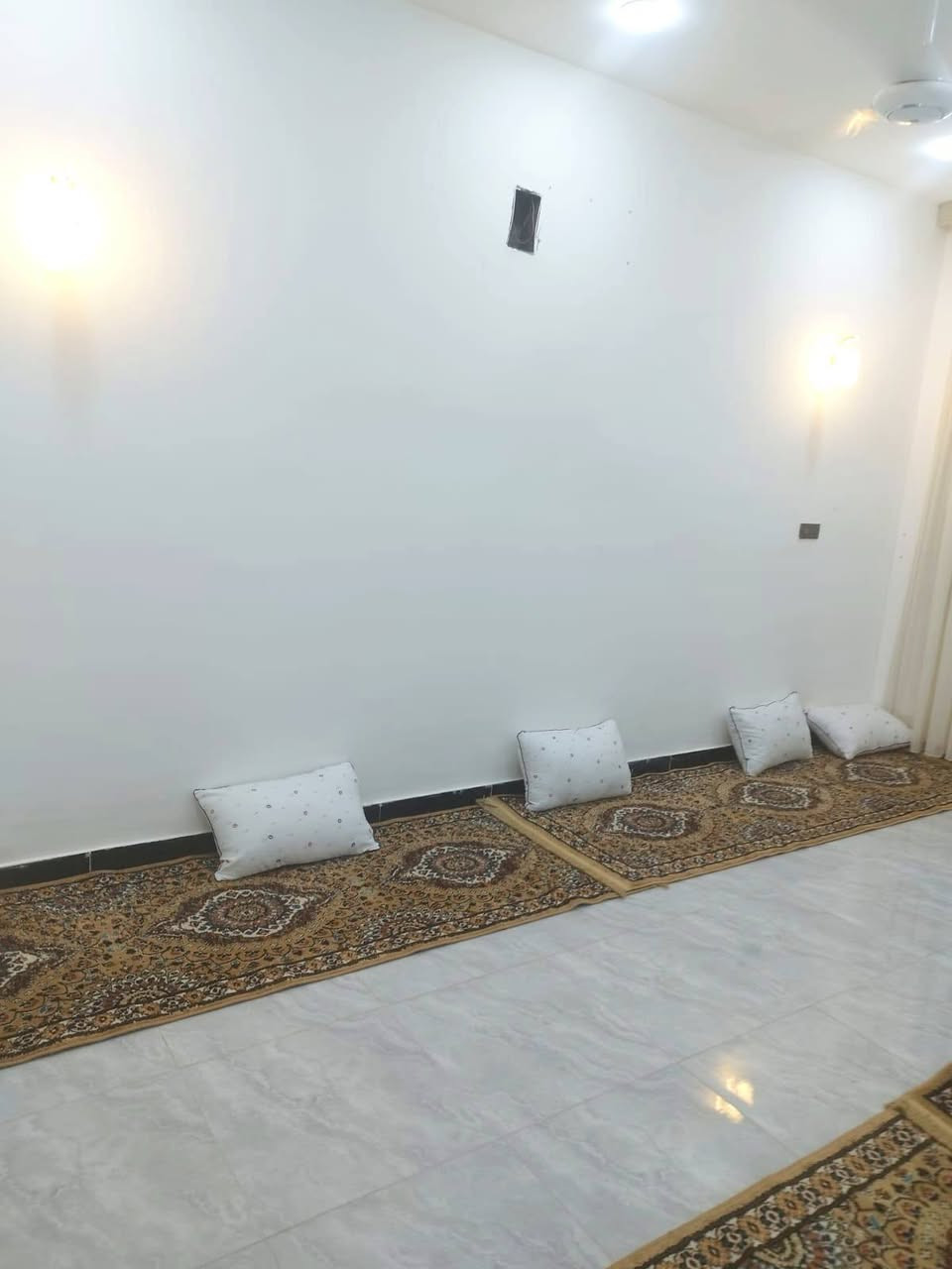 السلام عليكم
صل اللهم على محمد وآل محمد
بيت (مشتمل) للبيع موقع الكوت الجديده شارع اليوده  موقع مميز قريب من شارع بغداد 
مساحه :125متر طابو 25 سند
بيت جاهز بناء حديث يتكون غرفه نوم صاله استقبال مطبخ حمام داخلي مجموعه متكامله وحمام خارجي بيتونه على طول صاله والمطبخ شغل بواري وسبالت كله نظام حديث 
للاستفسار :***********
واتساب :***********
