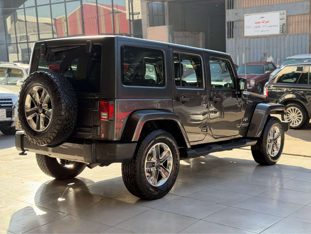 Jeep wrangler 2017 
Sahara V6 
فول فول مواصفات 
لايتات زينون بيلاد 
كشنات جلد و هيتر 
4*4
جام كهرباء 
شاش و كاميرة بيلاد 
سقف بلاستيك بيلاد + جادر بيلادي وياها 
٧٠ مل ماشية 
سيارة بدون صبغ مكان صغير تعديل بارد 
بدون ارباك كلشي بشرط 
بس قبغ مكينة مفتوح بدون اي خلل 
185$
***********
*********** أربيل, العراق
