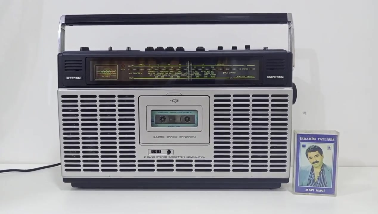 من نوادر اجهزه المانيه 
راديو مسجل تليفونك 
انتاج المانيه 1978
جهاز 3 موجات 
كيج لقوه الإشارة 
دبل سماعه ستيريو 
يعمل كهرباء وبطاريات حجم كبير 
للاستفسار مراسلة الصفحه 
او الاتصال***********
