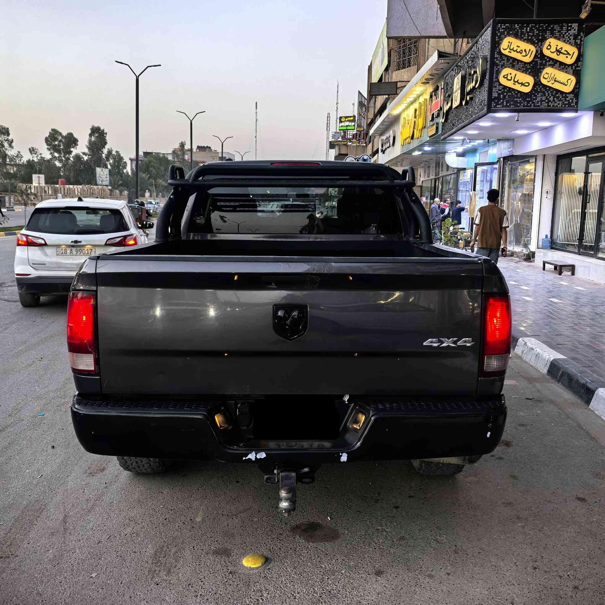 دوج رام 2016
السلام عليكم 
للبيع دوج رام
باب قصير بدي طويل
 كلاسك 2016 
مكينه هيمي 5.7 
رقم شمالي
حادثها من امريكا جاملغ وباب خلفي جهة اليمين حسب صور التقرير المرفق
هنا صار بيها تبديل بنيد وصبغ جاملغ خلفي جهة اليسار حسب السونار المرفق 
مكينة جديده قبل فترة مبدله
كفالة كير ومحرك
الفور ويل ملغي 
السيارة موجوده بالحله
سعر 153 
***********
متوفر ع واتساب و ع الخاص
مكان السيارة بابل/حلة
