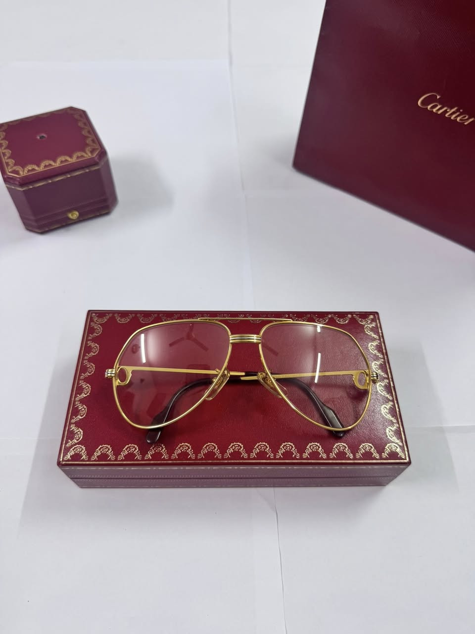 السلام عليكم 
نظارات كارتير فاندوم (Cartier Vendôme)
من دار الأزياء الفرنسية الشهيرة (Cartier)
فرنسي أصلي 
عدسات فوتو گري تتغير عند تعرضها لضوء الشمس
زجاج اصلية مختومة ختم حراري مخفي
قياس 56/14 ( القياس النادر)
النظارة نظيفة جداً استخدام قليل كالجديدة
مع العلبة الاصلية 
التواصل عالخاص


**إذا كنت صاحب هذا الإعلان وتريد حذفه لأي سبب، رجاءا أرسل رسالة إلى الدعم الفني**