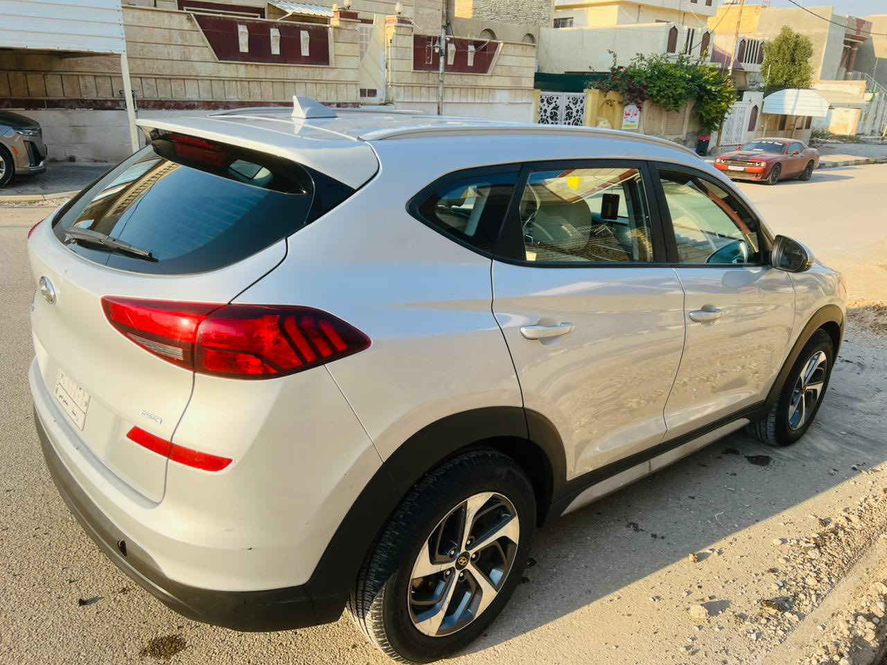 توسان 2019 وأرد امريكي 
>المواصفات نص فول 
تحديد مسار
-شاشة
-كامرة
-تدفئة كشنات
-قطعتين تبريد
-كشنات جلد
-تحكم استيرن
-نظام Sport 
-مثبت سرعة 
<المكينة GDi 
بيها سونار مرفق بالصور
سيارة حلوه ونضيفه للبيع فقط المكان واسط-الكوت
للأستفسار الاتصال ***********
متوفر واتساب>***********
