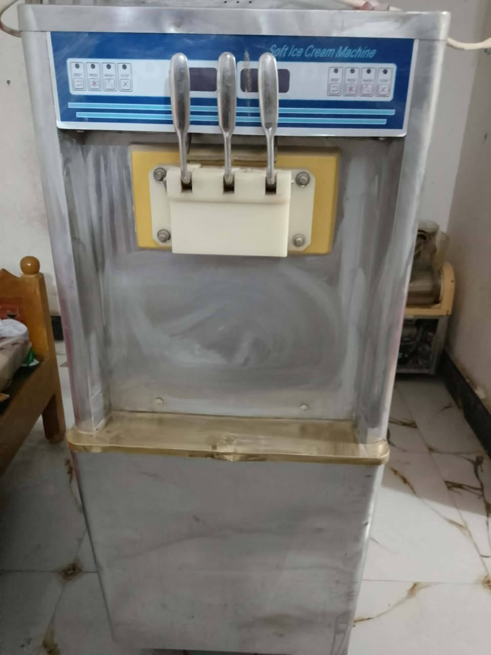 سلام عليكم ورحمه الله وبركاته .مكائن عدد 2 جديدات بس متروكات مكان ديوانيه سعر الوحده 15 ورقه  بيهه مجال مكان ديوانيه
***********
