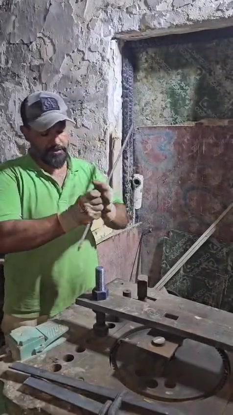 يوجد لدينا جميع القياسات حديد 6 ملم واتساب *********** عمل فتحات 6 ملم بجميع الحجام
