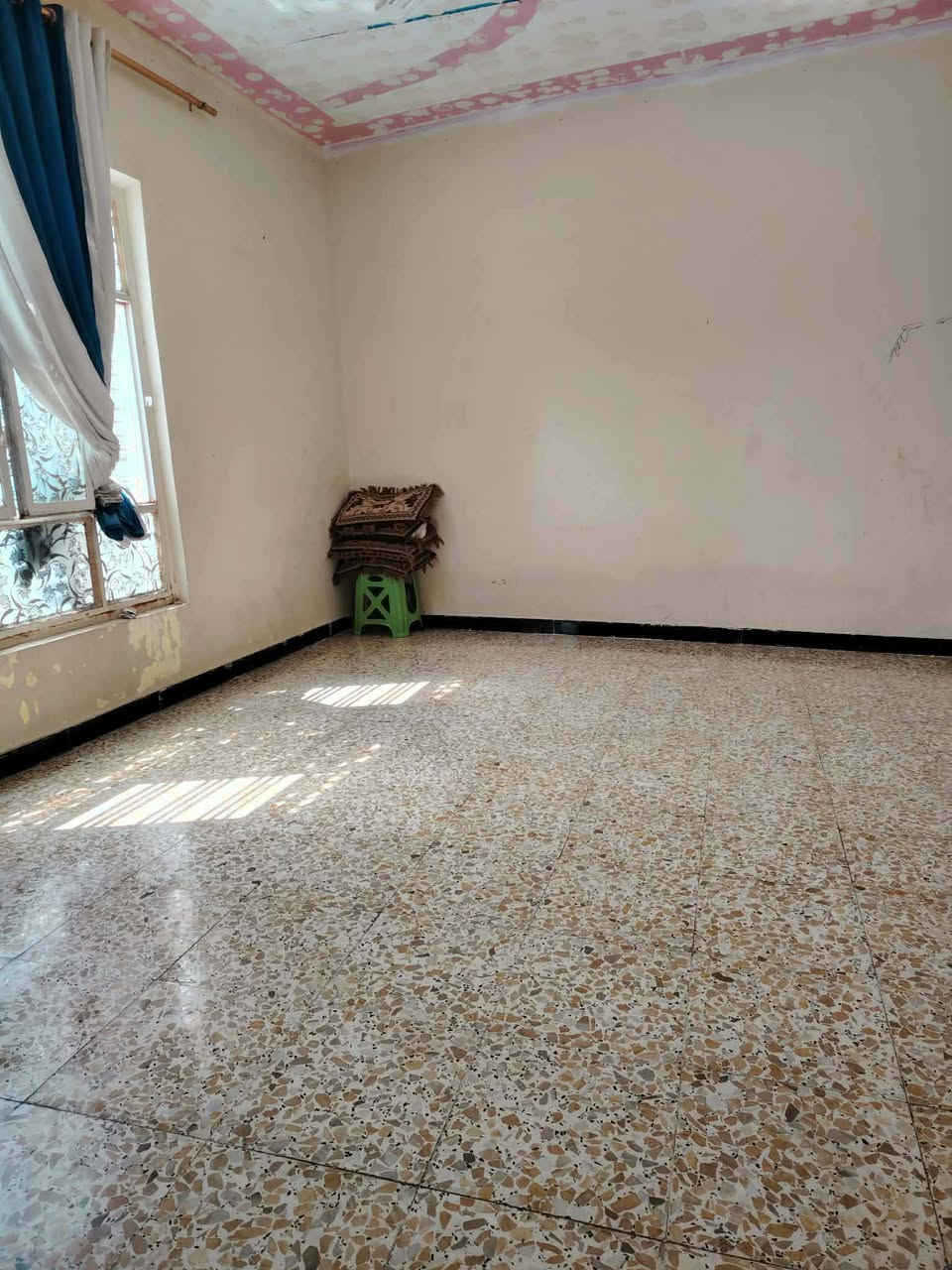 السلام عليكم  بيت  للبيع  ع طريق  دغاره  الديوانية  مساحته 300بنا بي غرفتين وصاله ستقبال مطبخ صحيات 
طارمه  سعر خاص
***********
