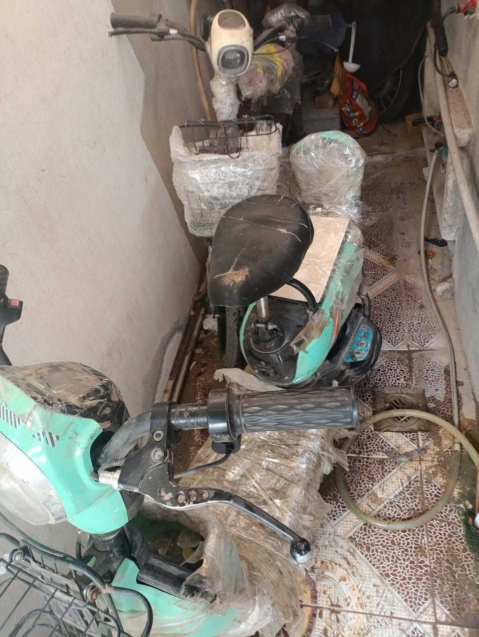 ماطور شحن عدد ٢ حجم ١٤  وبايسكل اطفال للبيع
الاخضر عاطل وبدون بطاريات 
والاسود شغال سويچ وبصمة شغال مع بطاريات بس ضعيفه تحتاج تبديل ودسك خلفي بريك يحتاج تبديل
الماطور شحن اخضر ب٥٠ الف 
والبايسكل مال اطفال  ٢٠ الف 
والماطور شحن اسود ب٧٠ الف  
اسعار نهائية بدون معاملة اربيل باداوة قرب شارع ملا فندي


**إذا كنت صاحب هذا الإعلان وتريد حذفه لأي سبب، رجاءا أرسل رسالة إلى الدعم الفني**