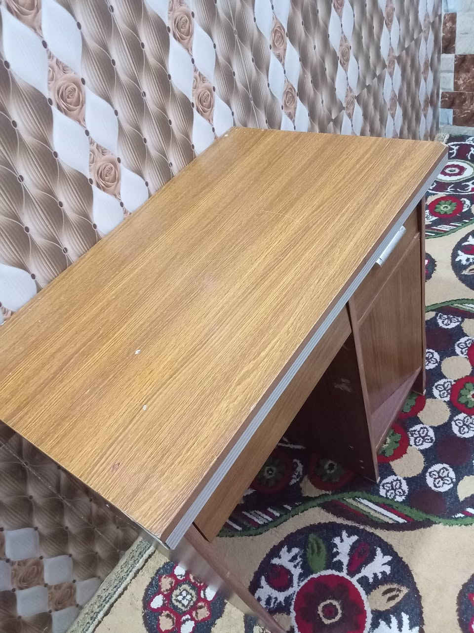 السلام عليكم، 
مكتبة نضيفة للبيع سعر 60
ميز گزاز للبيع سعر 60
للتواصل واتساب ***********
