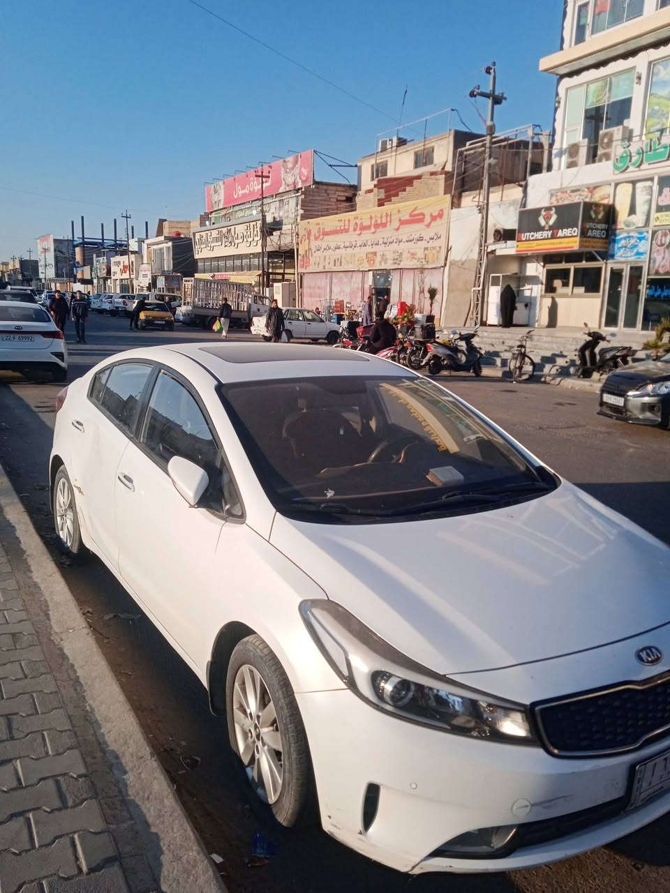 السلام عليكم
للبيع سيراتو ٢٠١٨ خليجي 
محرك 1600 نجف 
كير محرك شرط 
بيهه ضربه باب خلفي فقط

هذا رقم موبايل *********** واتساب
