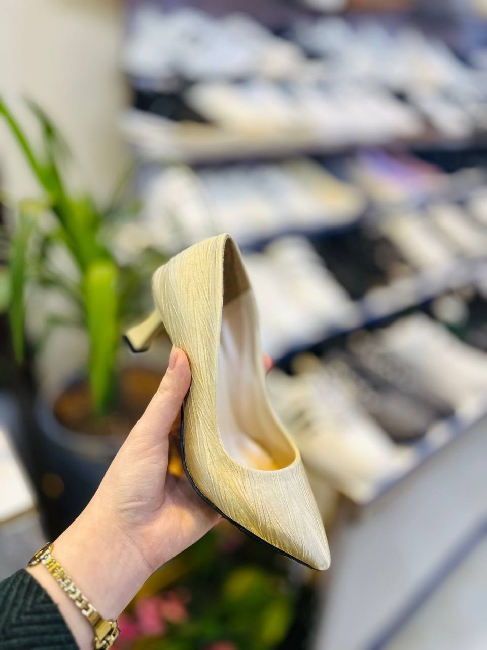 صباح الخير .... .وفرنا لكم .. 🍋🍋🍋
 كعب  بسمار 4 سم  طبي مميز و انيق ....
سعر ب٨  الاف 
القياسات ٣٧-٣٨-٣٩-٤٠
الالوان اسود بيجي نيلي 
  العنوان : كوت / شارع الهورة / معرض الرواق  يوجد خدمة توصيل لكافة محافظات العراق 😍 واتساب *********** __*********** الجمال 🌹الأناقة 🌹 البساطة 🌹النزاكة 😁

#اكسبلور #اكسبلور_فولو_ي_حلو🔥😴_ي_عمري #اكسبلور_فولو_شوفو_البوستات_الي_قبل_راح_تعجبكم
